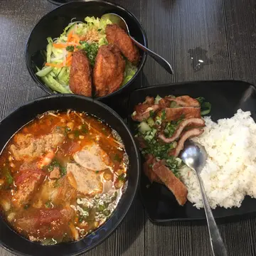 雞翼撈夢，香茅豬扒飯，鮮茄蟹膏肉碎河