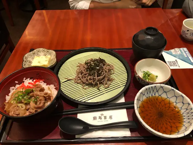 牛肉飯，冷麵配搭得宜