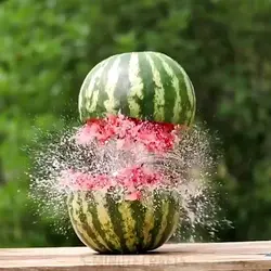 爆烈西瓜在餐桌