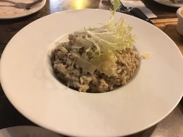 黑松露味都食到，而且幾香，撈埋面頭d 芝士有濃郁creamy 左，入面有幾種菇菌份量唔多。Rissoto d米質地適中唔會太硬或太軟，調味都掌握得唔錯，整體係好味嘅