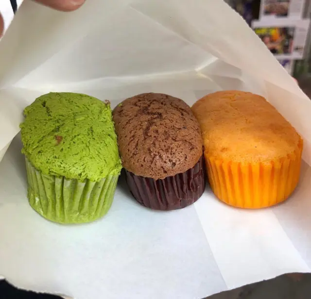 買左三隻味個人最中意係咸蛋味，有咸蛋粒係蛋糕入面蛋黃味唔算太岀比較重牛油味 ，不過好欣賞蛋糕既口感😋