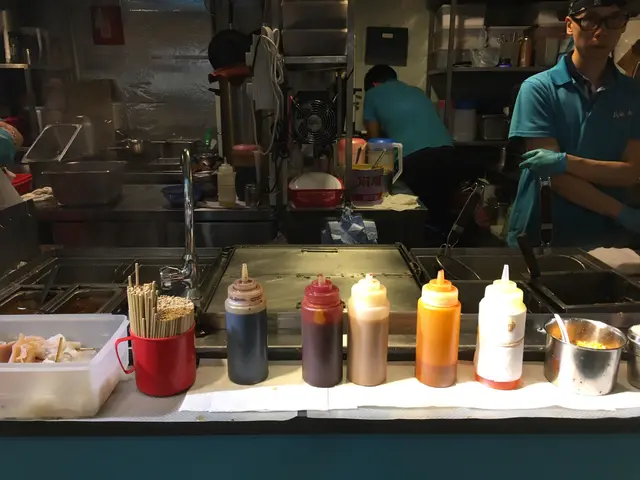 檔口前一列排開五枝膠樽醬料:豉油、甜醬、麻醬、辣椒醬及熟油