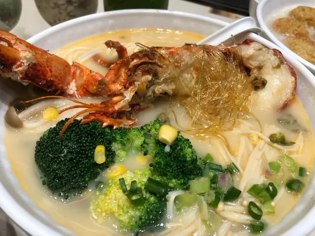 鮮魚湯龍蝦米線