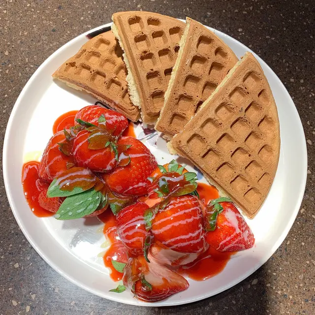 草莓冰淇淋鬆餅