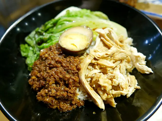 台式雞絲滷肉飯