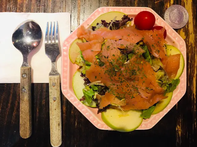 三文魚青蘋果沙律 (黑醋橄欖油)