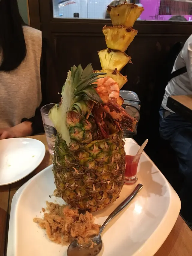 招牌菠蘿炒飯配虎蝦