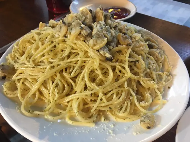 蜆肉多，香蒜味，意粉都炒得幾乾身，我地自己再額外倒多左芝士粉落去，所以有埋芝士味，正！