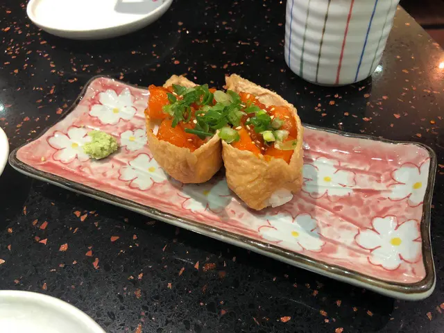 辣三文魚腐皮壽司