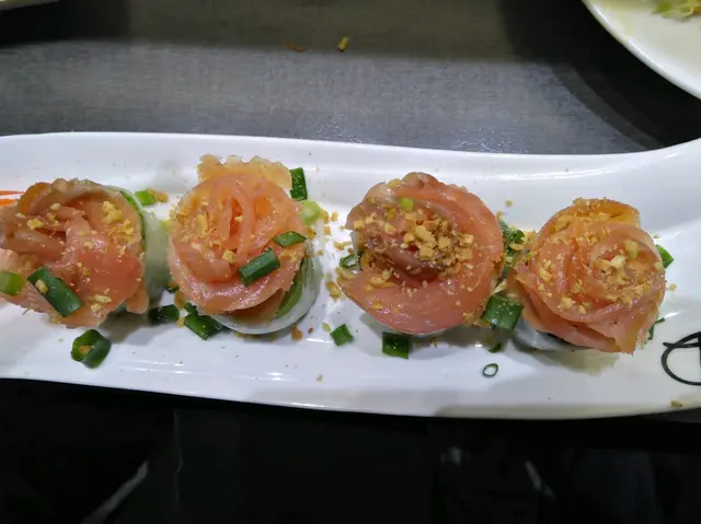 煙三文魚手撕鷄紙卷