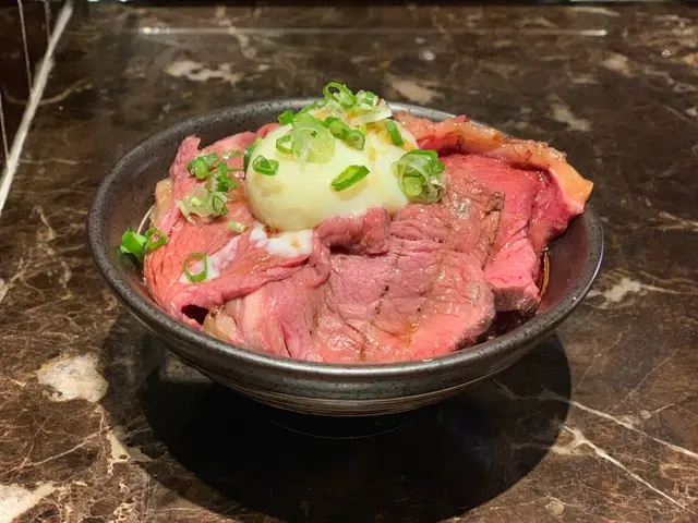慢煮和牛爆丼伴溫泉玉子