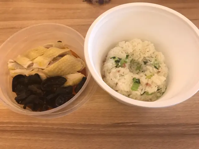 價錢唔平，可能想俾少些雞就放左辣木耳在同一盤，味道不夾，雞變成口水雞，飯太少😩