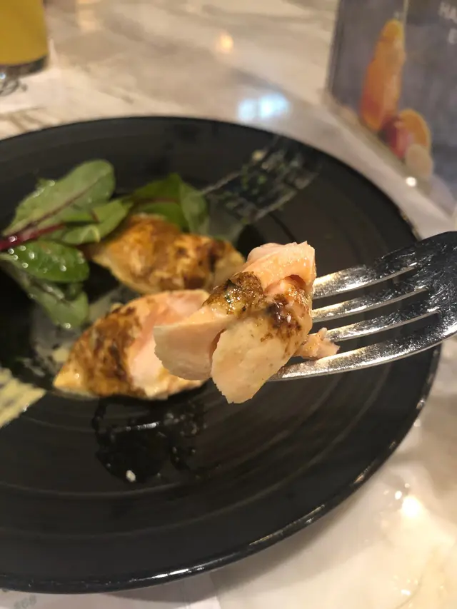 慢煮三文魚配香草乳酪汁