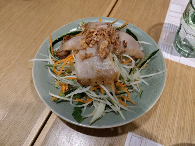 豬頸肉燒得好香,沙律酸酸甜甜幾開胃