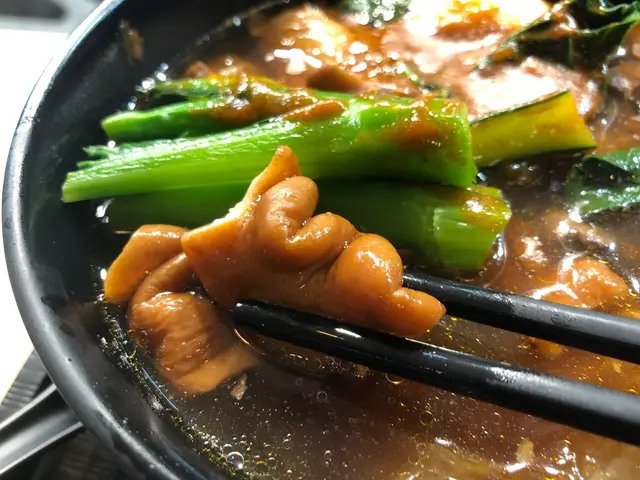 豬腸用滷水長時間浸煮,
顏色夠深,又夠入味。
豬腸洗得乾淨,無多餘嘅內臟味,
有小腸大腸,腍滑軟身,又不失嚼勁,值得一試!😏