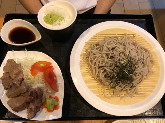 燒鹽糀味噌漬牛肉配冷蕎麥麵