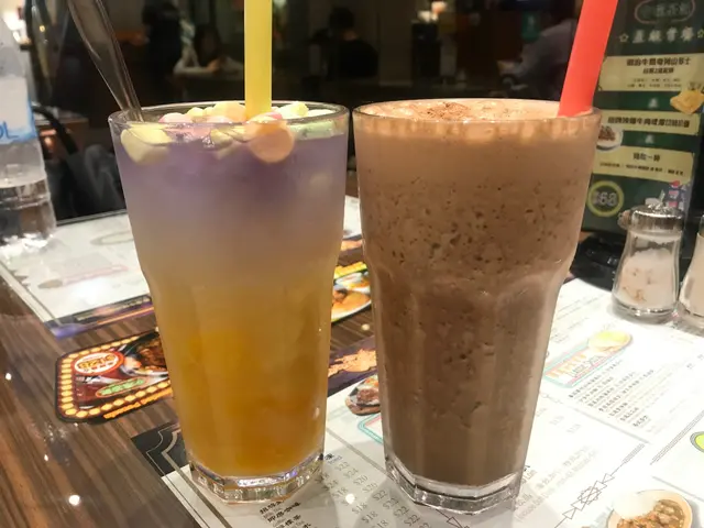 懷舊雪兔  (跟餐+$10) 及香濃朱古力咖啡(跟餐+$10)