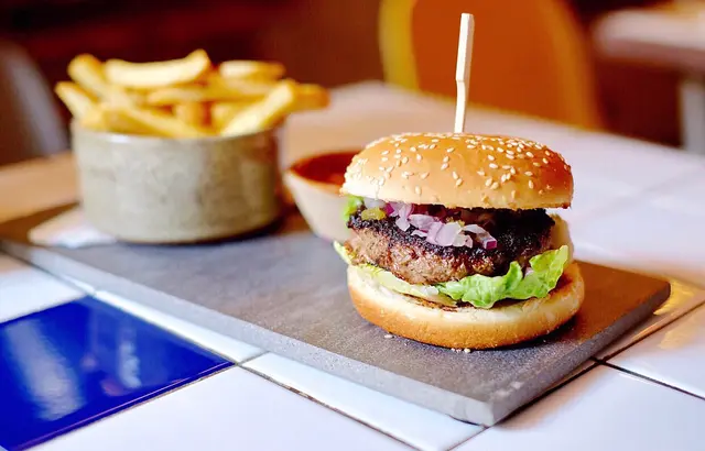 爆汁牛骨髓漢堡配薯條