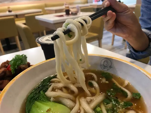 麻辣金沙腩排刀削麵