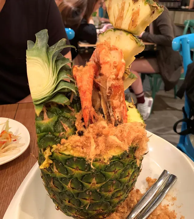 招牌菠蘿炒飯配虎蝦