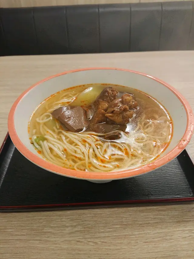 滷豬腳 萵筍 麻辣鴨血 美人湯 關廟麵