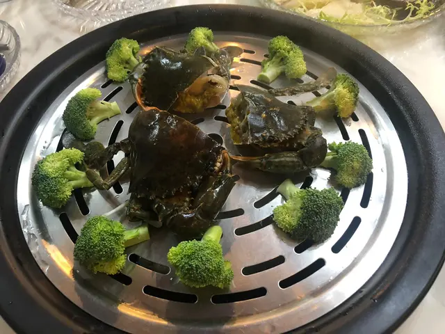 菲律賓頂角膏蟹(半隻) & 奄仔蟹 (一隻)