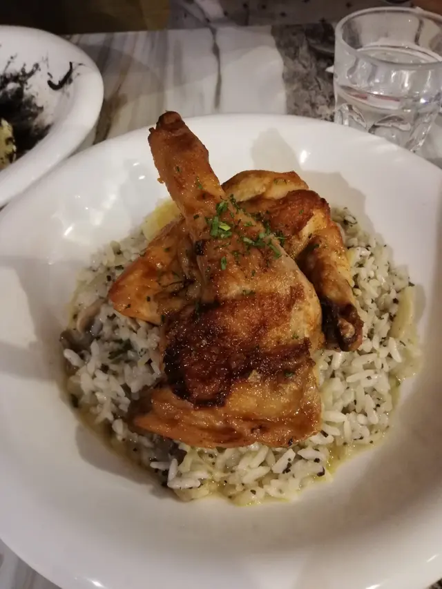 食物賣相好好，味道都唔錯，黑松露的味道香濃得黎又唔會太膩。鷄肉入口好滑。