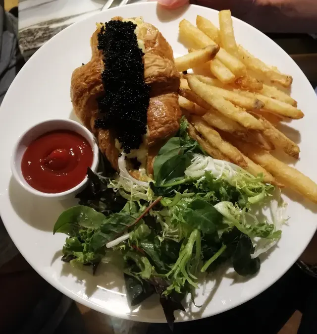 黑魚子同牛角包好夾，食落好有口感！