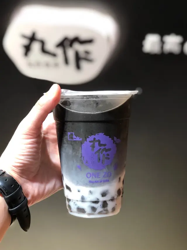 黑洞拿鐵配黑芝麻珍珠