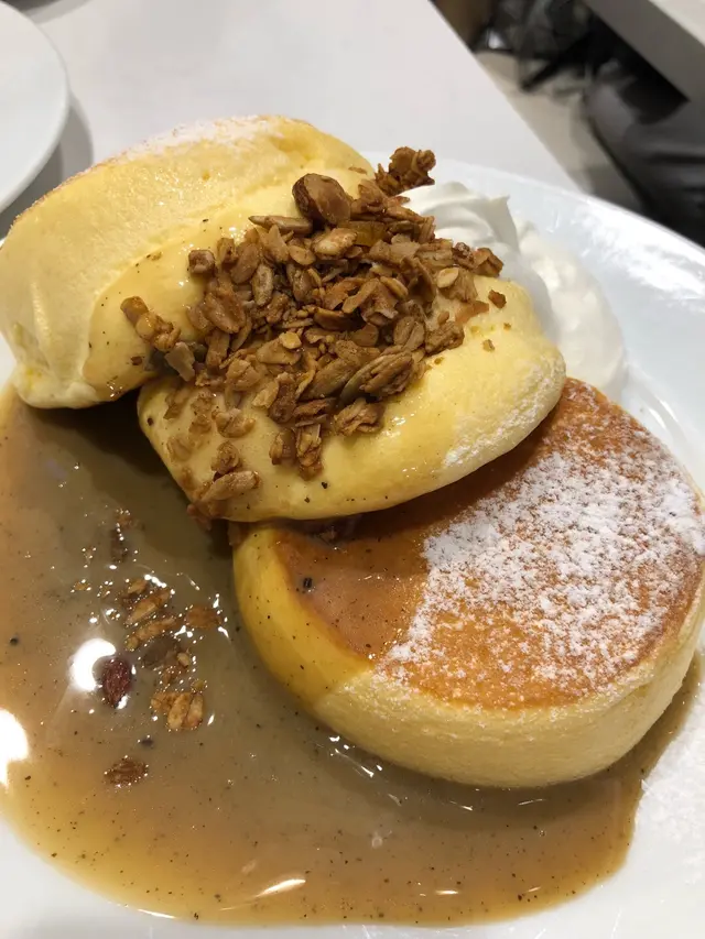 班戟部分當然和以上的原味一樣, 另外左邊配以香濃的奶茶醬,奶茶醬非常出眾,好味。 右邊配以鮮忌廉(這忌廉不是跟原味班戟的這款忌廉), 本是忌廉愛好者的我,覺得這鮮忌廉非吃不可,忌廉質地幼細軟滑,香甜美味,忌廉中有一種特別的甜美,自問不是金舌頭吃不出來自什麼甜,但很喜歡,讚