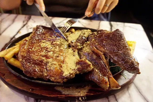 頂級巨型牛肩肉眼扒餐