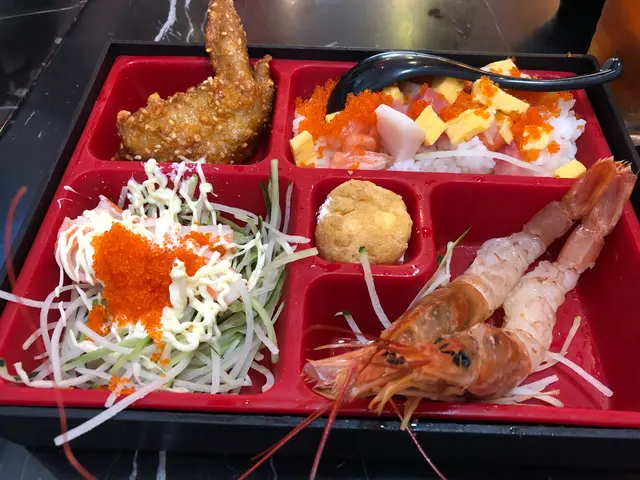 赤蝦粒粒魚生飯便當配湯