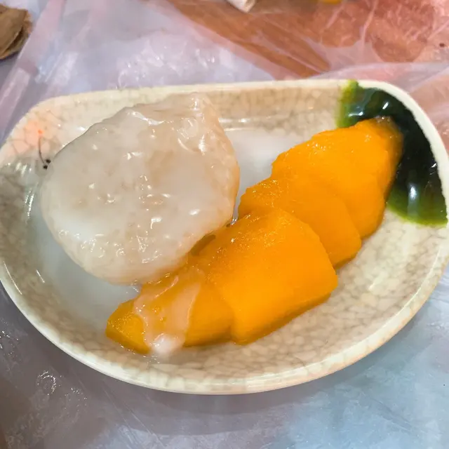 性價比完全高,芒果甜,糯米煮得夠軟糯,椰汁調得又唔錯👍🏻細心位係唔食黑糯米可以叫白糯米,唔使逼自己食,又唔會浪費