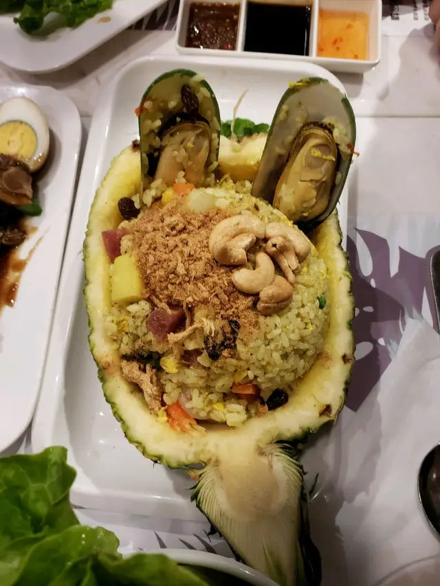 原隻菠蘿海鮮炒飯