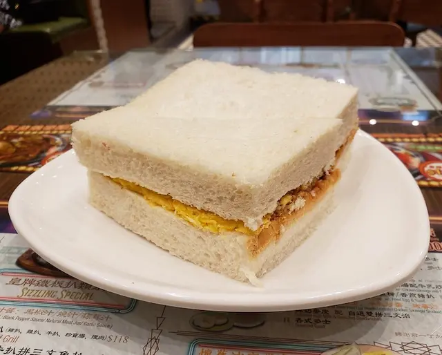 鹹牛肉炒蛋三文治