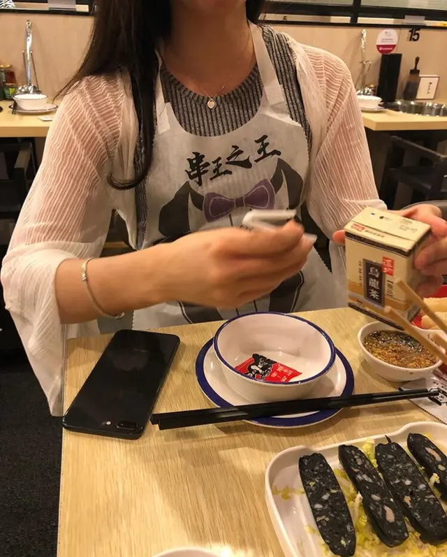 會俾個圍裙你戴