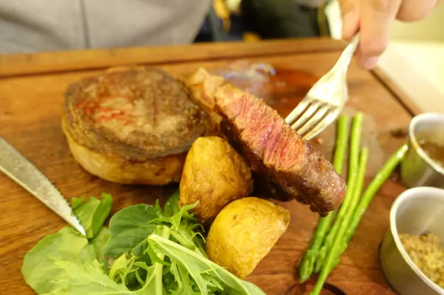 澳洲和牛扒要求5成熟，肉質嫩紅柔軟！