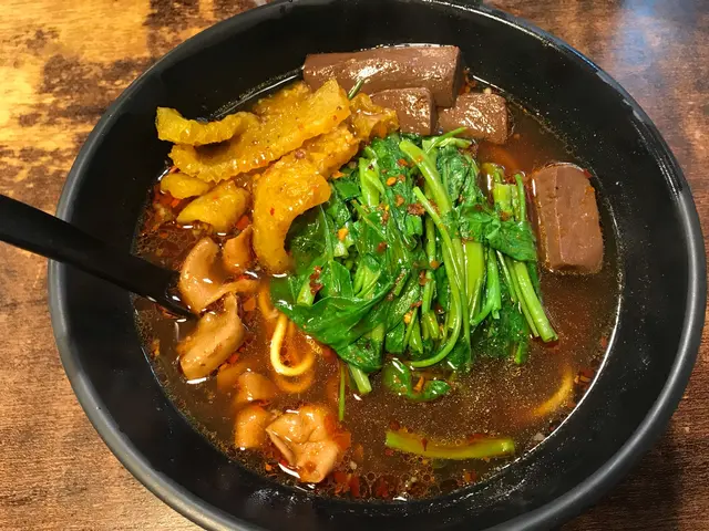 豬紅+豬腸+豬皮+通菜+油麵