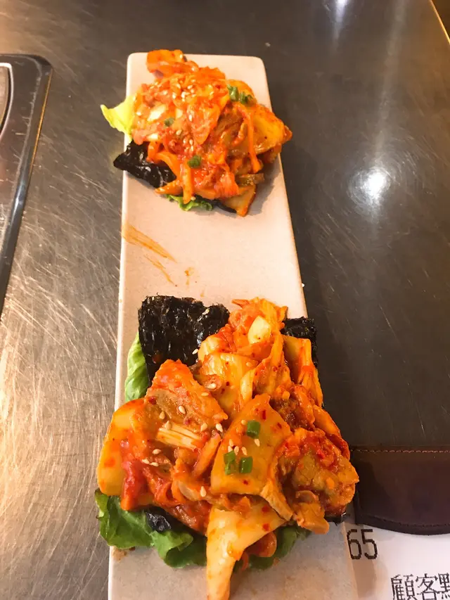 生菜包辣豬肉卷