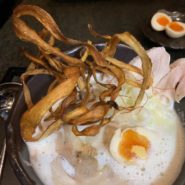 有炸牛蒡，低溫煮雞肉，叉燒，湯底唔錯，麵質有進步空間