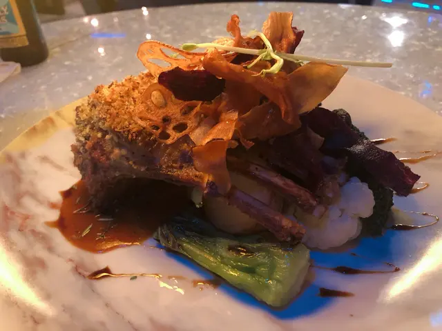 香草芥茉燒羊鞍配露絲瑪莉汁