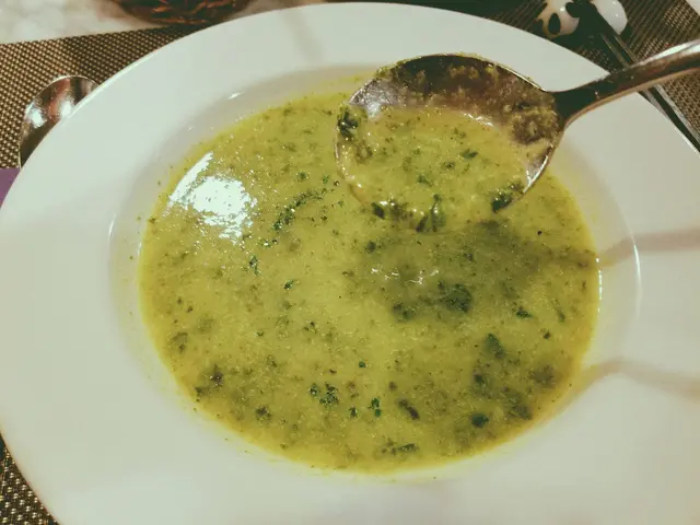 青蔬菜湯佐檸檬鷹咀豆