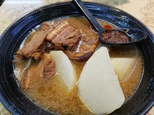 山西刀削麵加辣醬台式五香腩肉,鮮甜蘿蔔