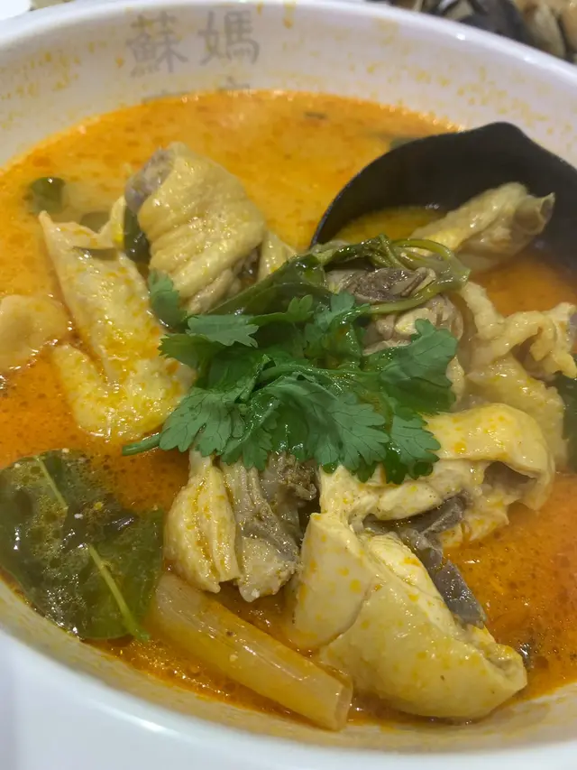 椰香配上咖喱唔會太辣，雞肉滑嫩（必食推介）