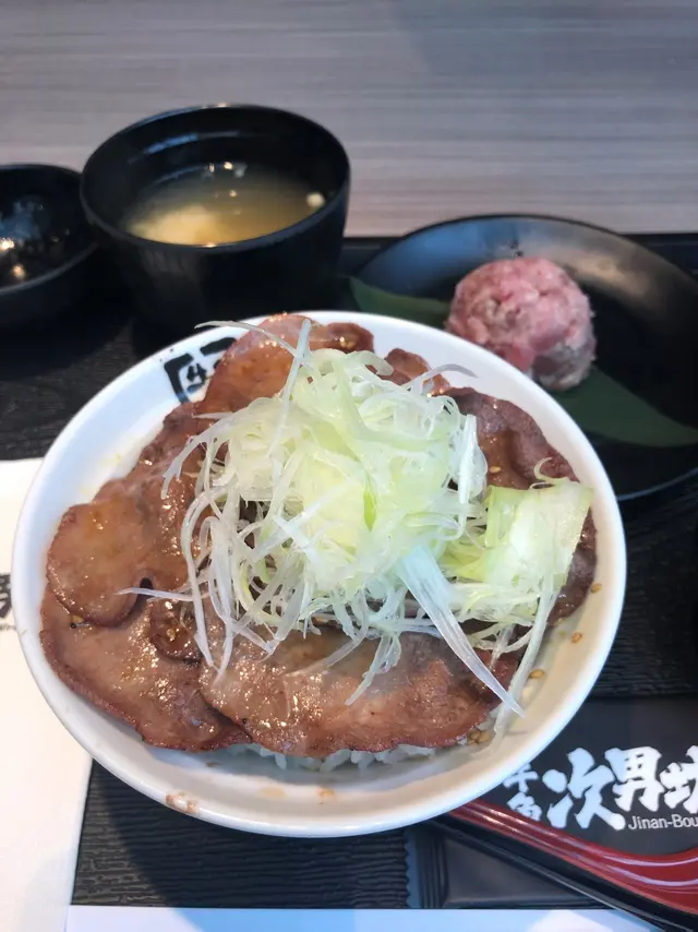 輕量燒鹽麴牛舌丼配經典牛角飯燒肉汁