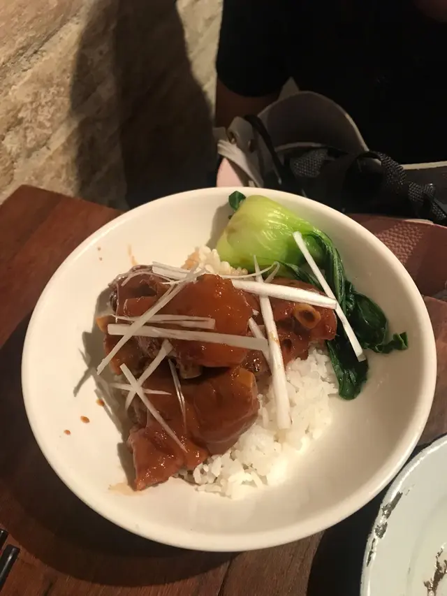 話梅花雕豬手飯