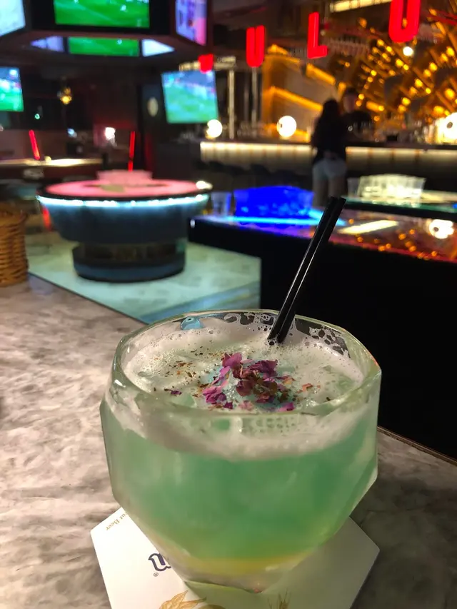 藍綠色嘅造型給人一種浩瀚大海嘅感覺，
加左多款果汁如菠蘿汁、蘋果汁，入口香甜又refreshing！