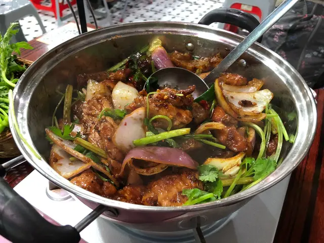 一睇就知道雞煲有幾足料！
加入大量洋蔥和芫茜，香氣四溢～
辣度要左小辣，
但已經夠晒麻，夠晒香，
而且雞煲越食越辣～🌶
雞煲比較乾身，
雞件嫩滑入味，麻辣惹味！😋
豬皮吸晒雞煲嘅醬汁，正！