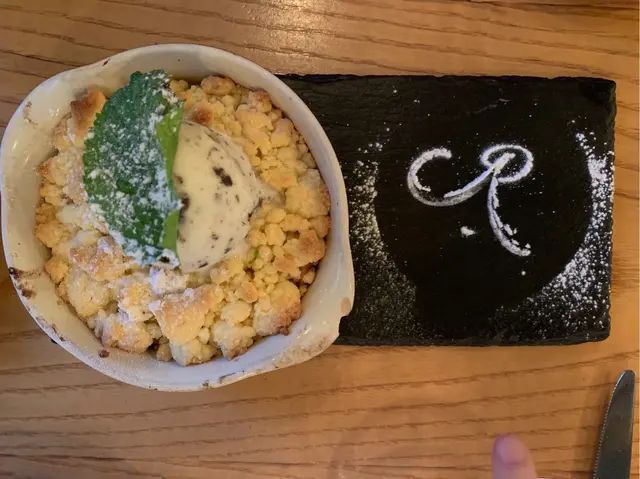 焗肉桂蘋果脆脆配意大利雪糕