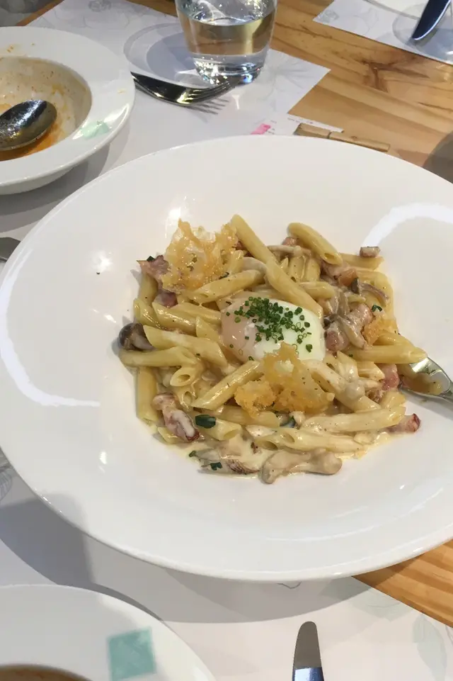 經典芝士煙肉長通粉伴溫泉蛋